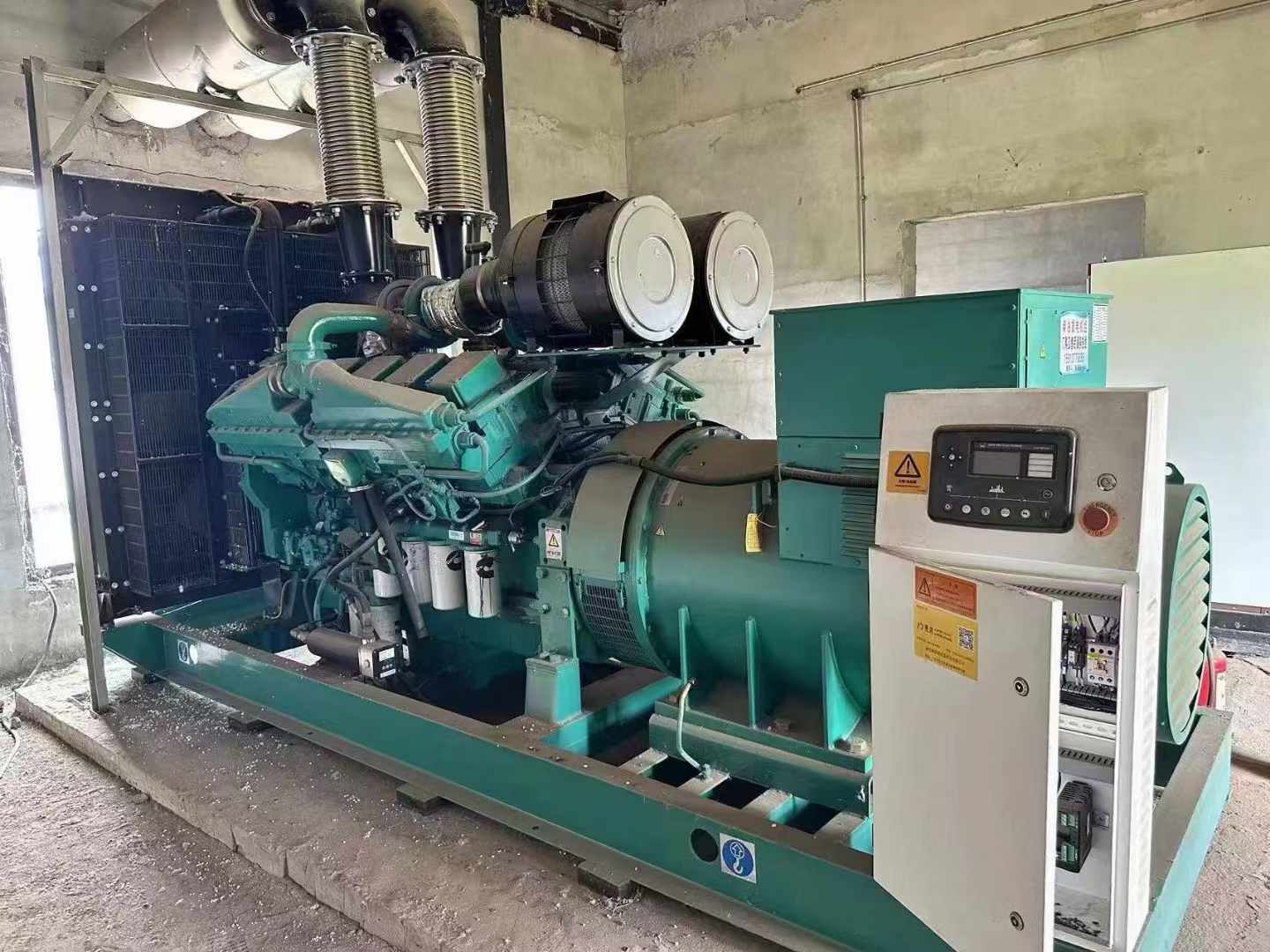 东港无功补偿装置的性能评估需要考虑哪些因素？