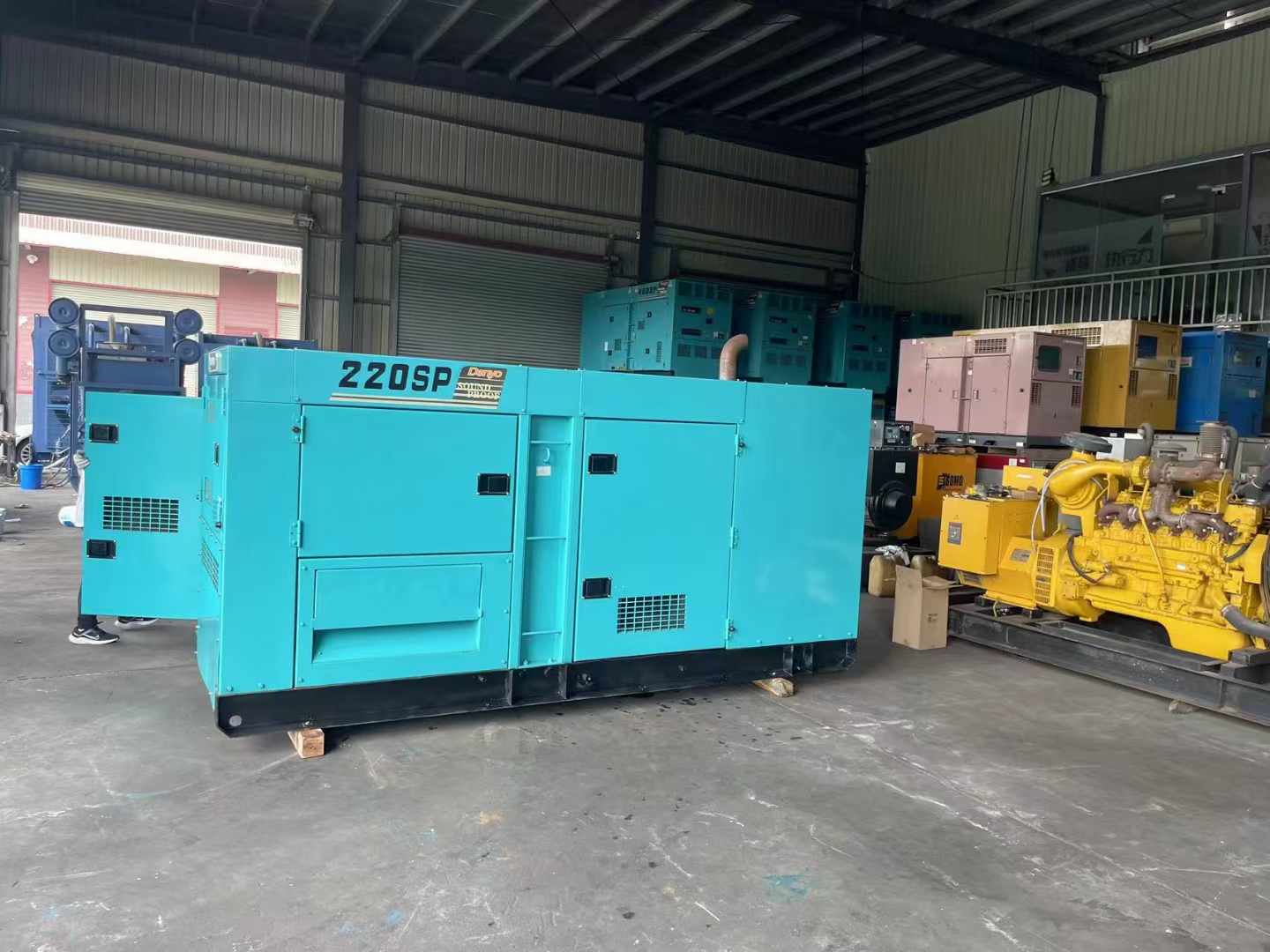 东港柴油发电机组长期不间断运行时，如何监控其温度和压力？