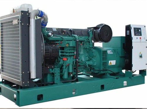 东港升级现有发电机组的成本大概是多少？