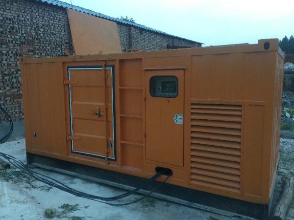 东港发电机组长期使用中，电缆线的敷设路径有哪些要求？