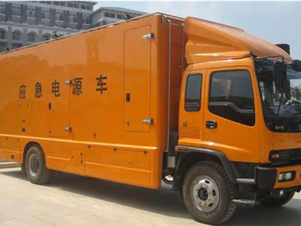 东港冬季柴油发电机启动前，如何检查燃油系统中的积水？